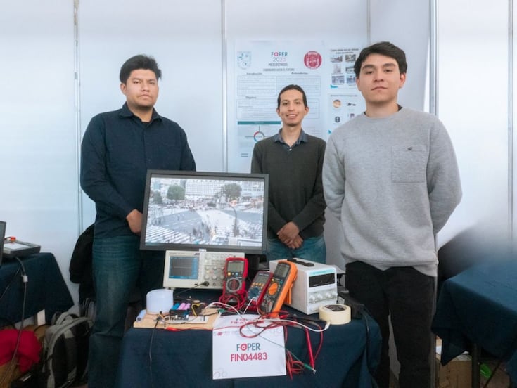 Estudiantes de la UAQ convierten las pisadas en energía eléctrica