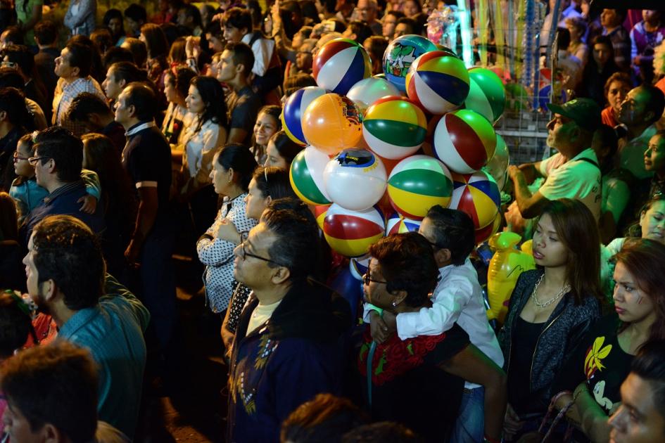 Desde las ocho de la noche, los visitantes ya abarrotaban Plaza de Armas esperando tener el mejor lugar.