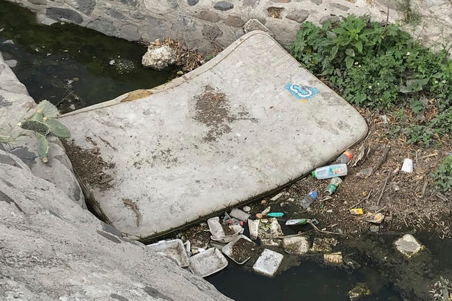 Usan Río Querétaro como tiradero en El Marqués