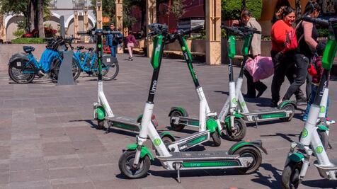 ¡Aguas! Te pueden multar por dejar mal estacionados los scooters eléctricos