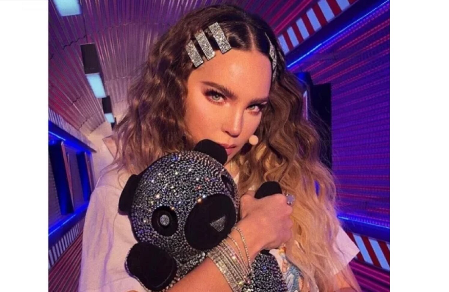 Belinda se echa unos tacos en plena calle y cantando