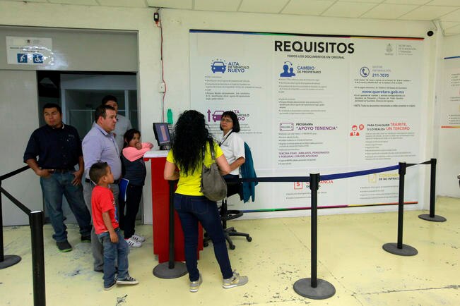 Ciudadanos sufren con el refrendo vehicular