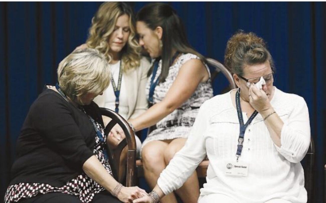 Víctimas de abusos sexuales perpetrados por sacerdotes, y familiares durant e conferencia de ayer del fiscal Josh Shapiro en Pennsylvania. (MATT ROURKE. AP)