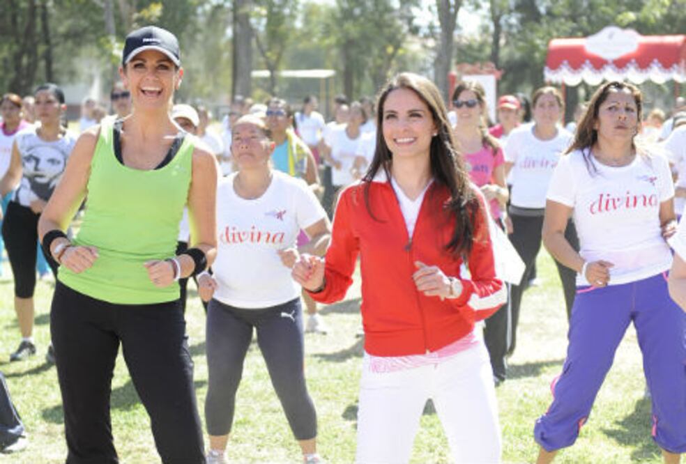 Se divierten Saludablemente con Zumba