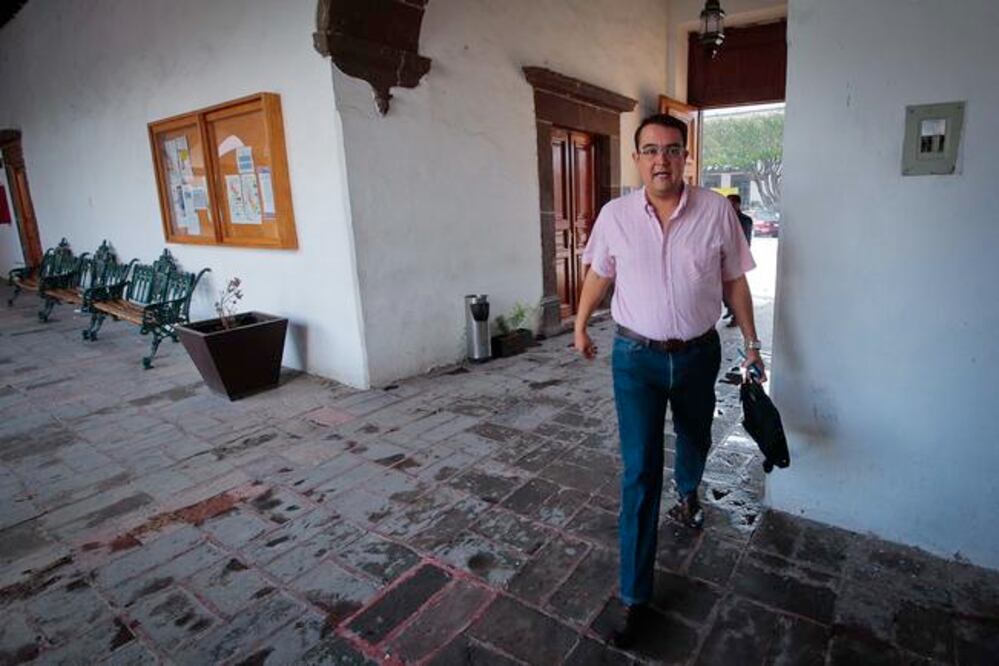 El alcalde de San Juan del Río, Guillermo Vega Guerrero, compartió que su secretario de Gobierno, Fernando Ferrusca, manifestó su intención de buscar una candidatura, por lo que podría dejar su cargo (ARCHIVO EL UNIVERSAL)