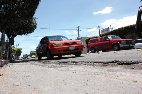 Gestionan recursos para arreglar calles