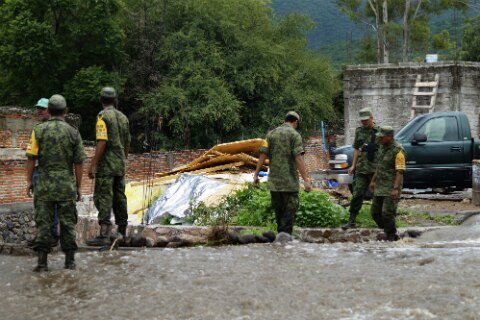 Ejército ayuda a pobladores perjudicados