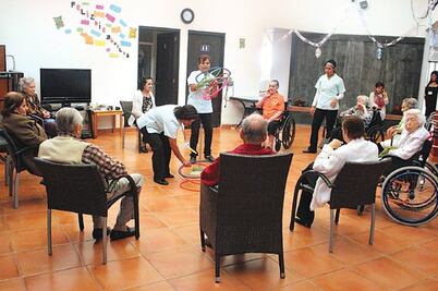 Abuelitos disfrutan  una etapa tranquila