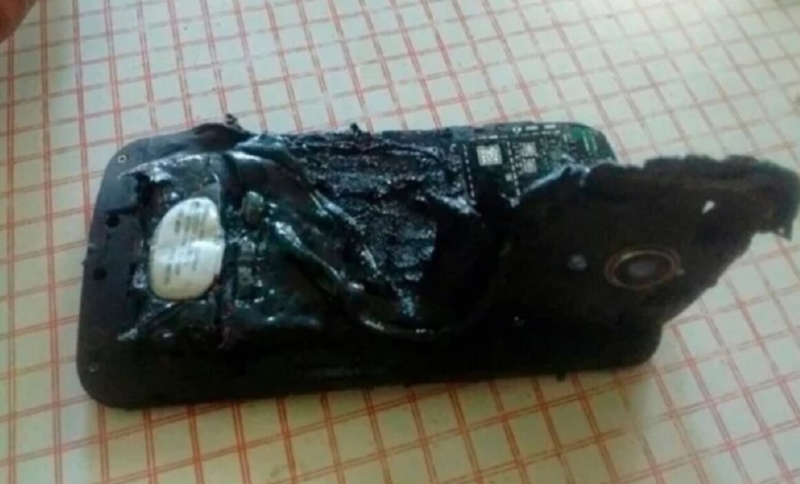 Dejó cargando su celular y le explotó en el pecho