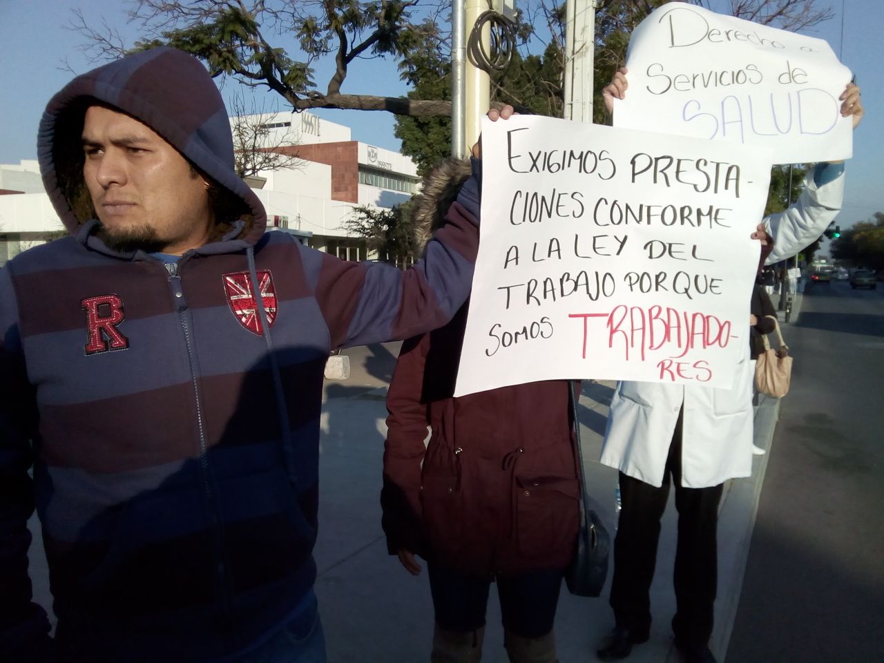 Trabajadores eventuales del ISSSTE exigen prestaciones