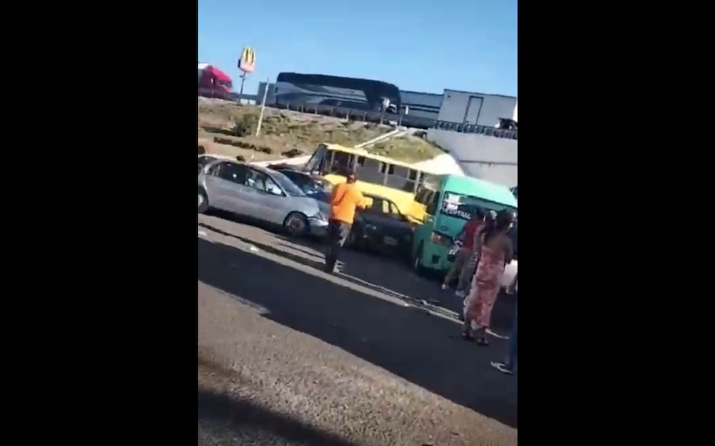 Tráiler embistió a varios vehículos en la carretera 57