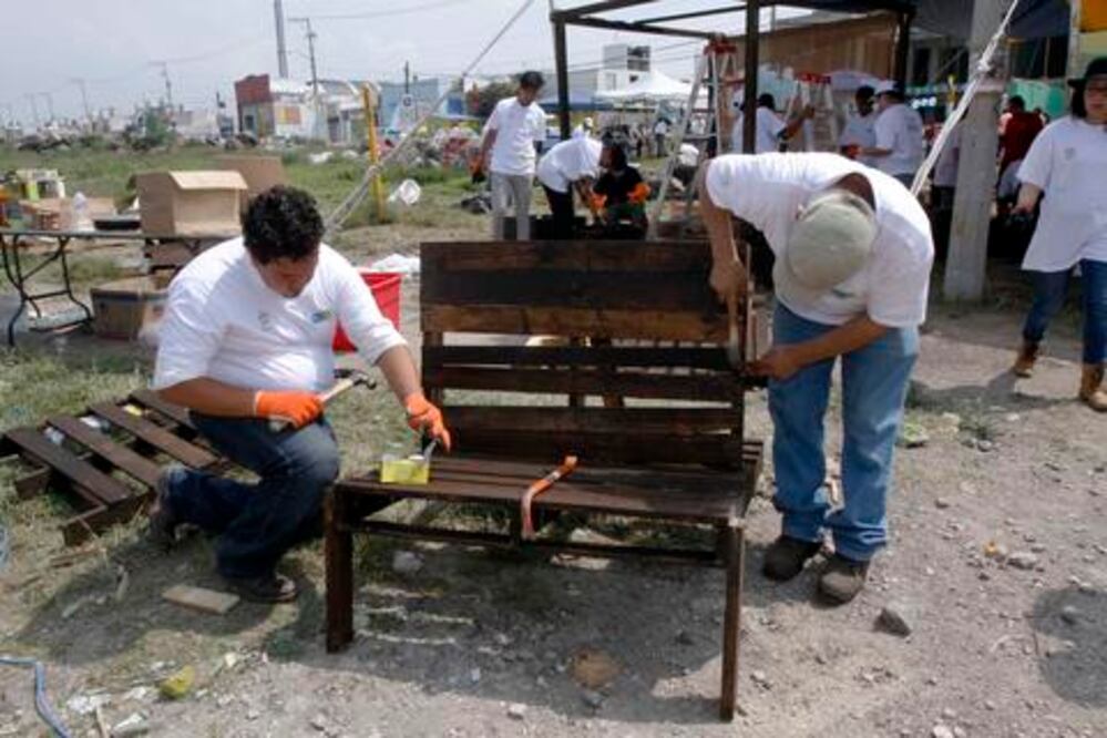 Rehabilitan ciudadanos cruce peatonal en Loma VI