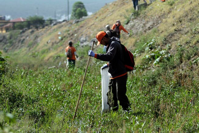 Limpian tres drenes de basura y tiliches
