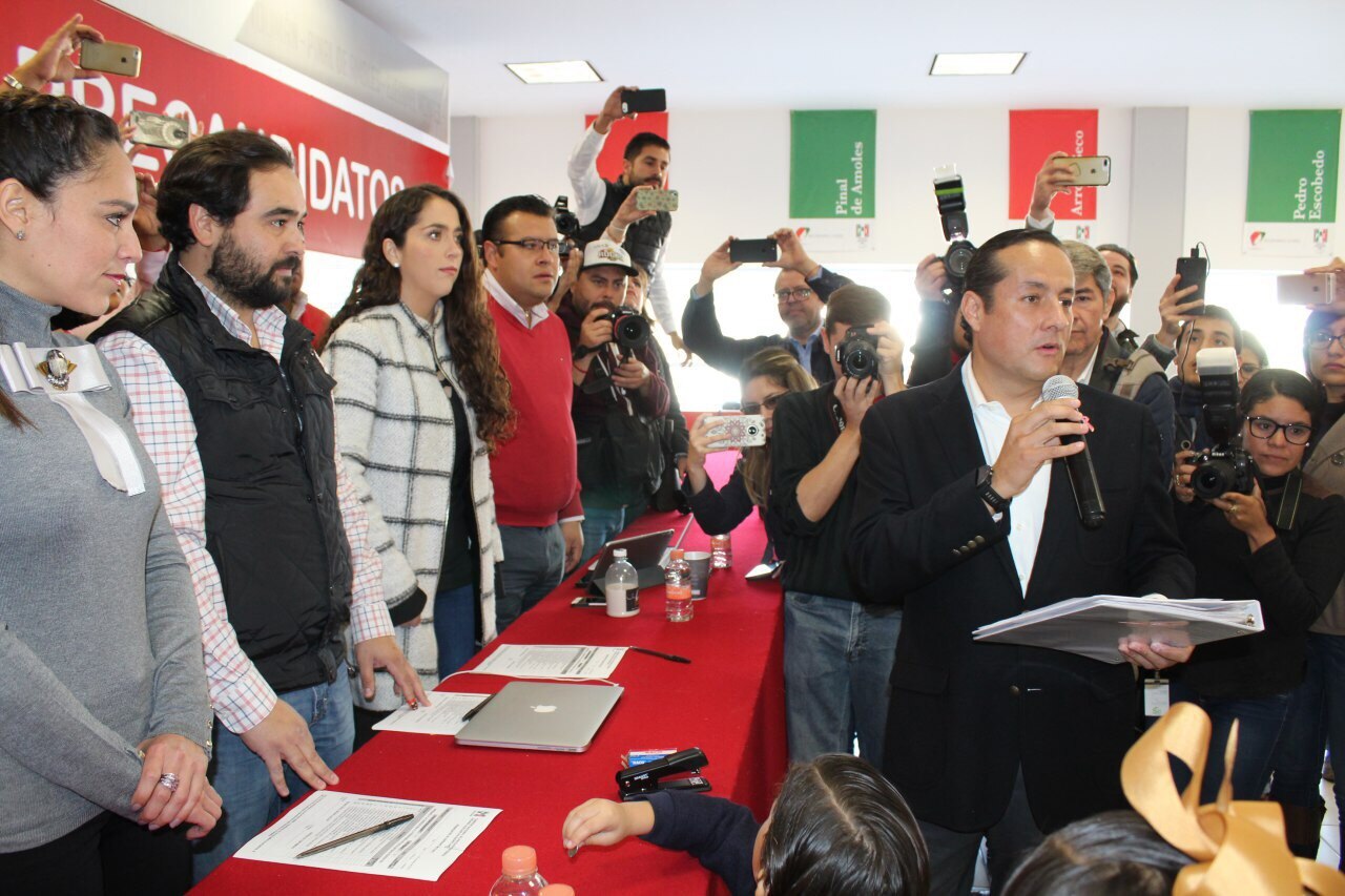 #Avance Enrique Luque se registró como precandidato al Senado