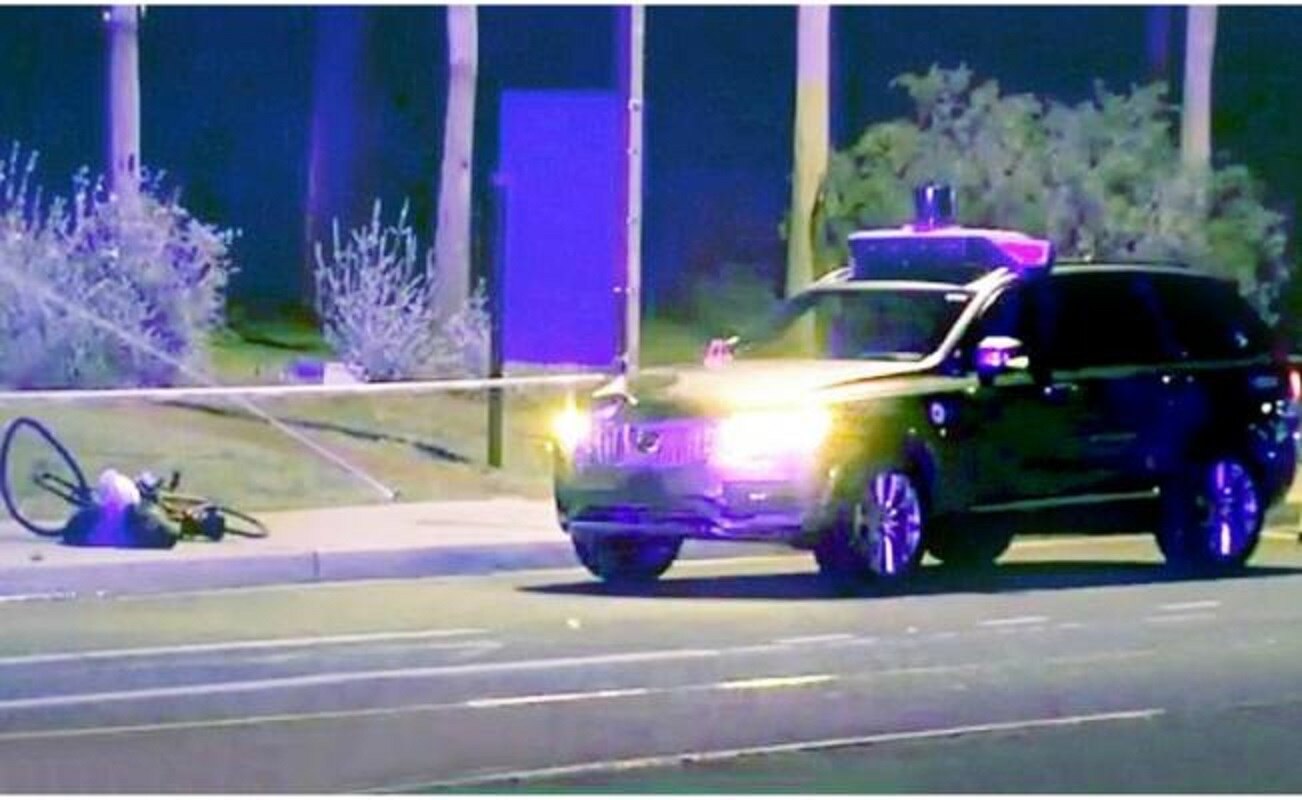 Vehículo autónomo de Uber que atropelló a mujer en EU sí la vio y no se detuvo