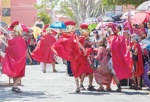 Conmemoran en Satélite el Viacrucis de Jesucristo
