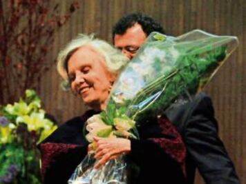 UAQ  da premio a  Elena Poniatowska