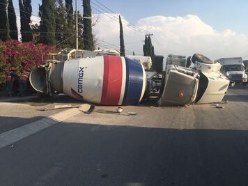 Vuelca revolvedora en libramiento sur poniente
