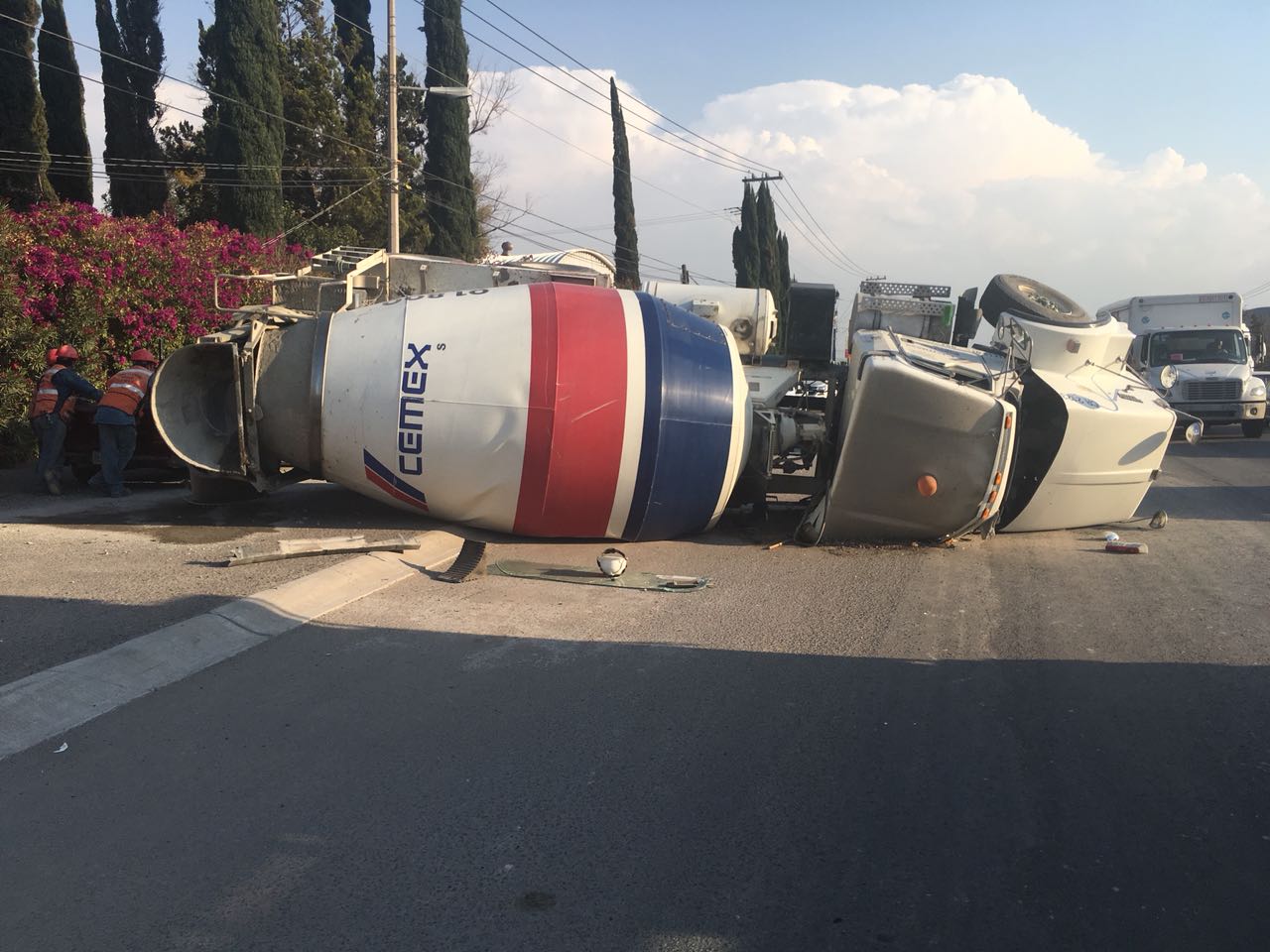 Vuelca revolvedora en libramiento sur poniente