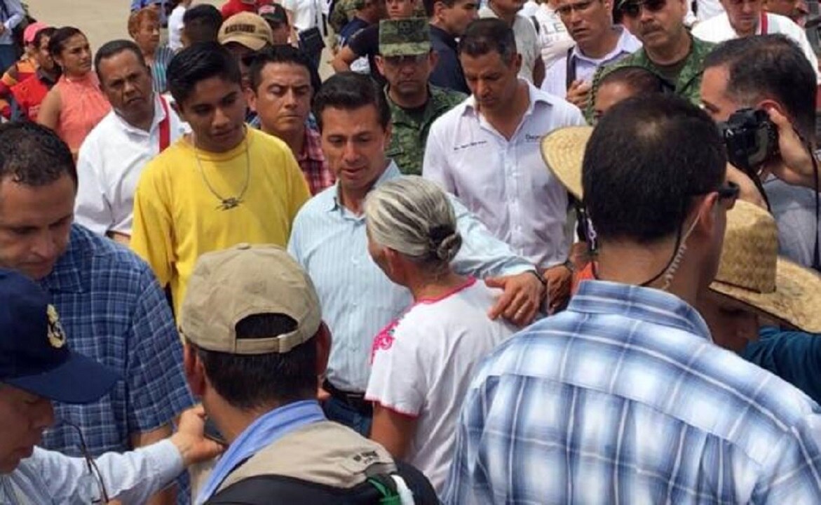 Peña Nieto recorre comunidad afectada por sismo de 8.2 grados