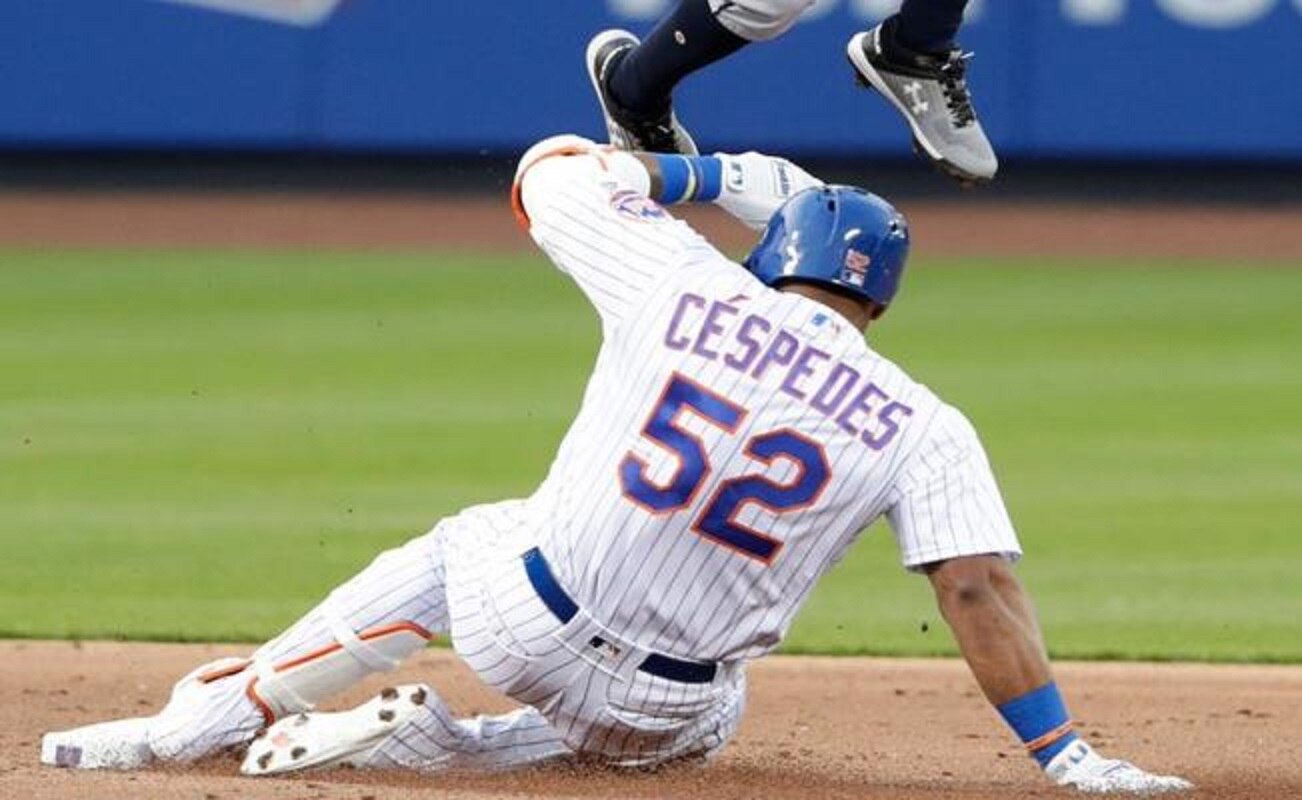 Yoenis Céspedes rompe su collar de diamantes en pleno juego