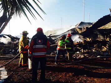 Cuerpos de emergencia sofocan brasas en El Marqués