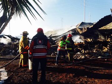 Cuerpos de emergencia sofocan brasas en El Marqués