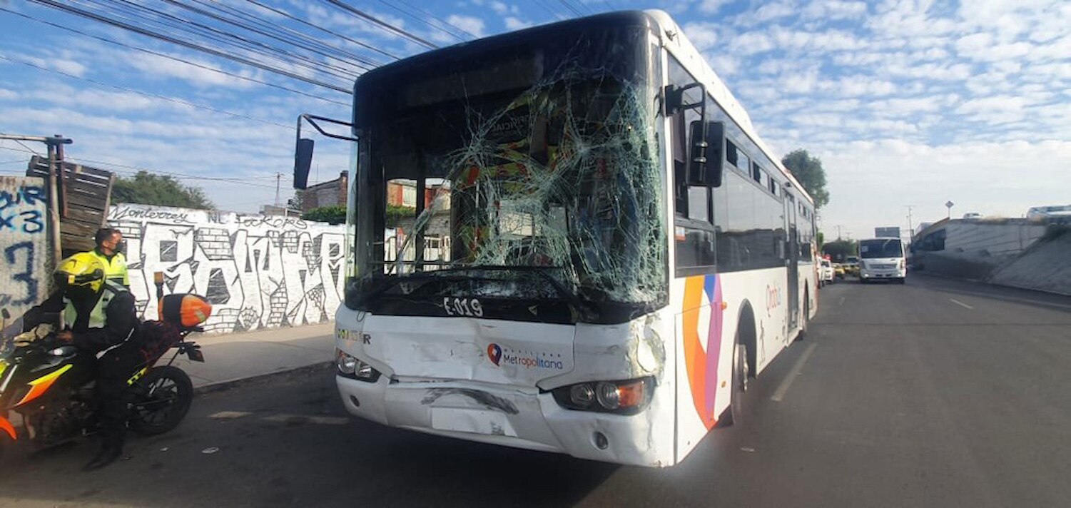 Qrobús se queda sin frenos y se impacta contra changarrito de comida