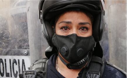 ¿Por qué lloraba la mujer policía en la marcha? Lo que hay detrás de la foto viral