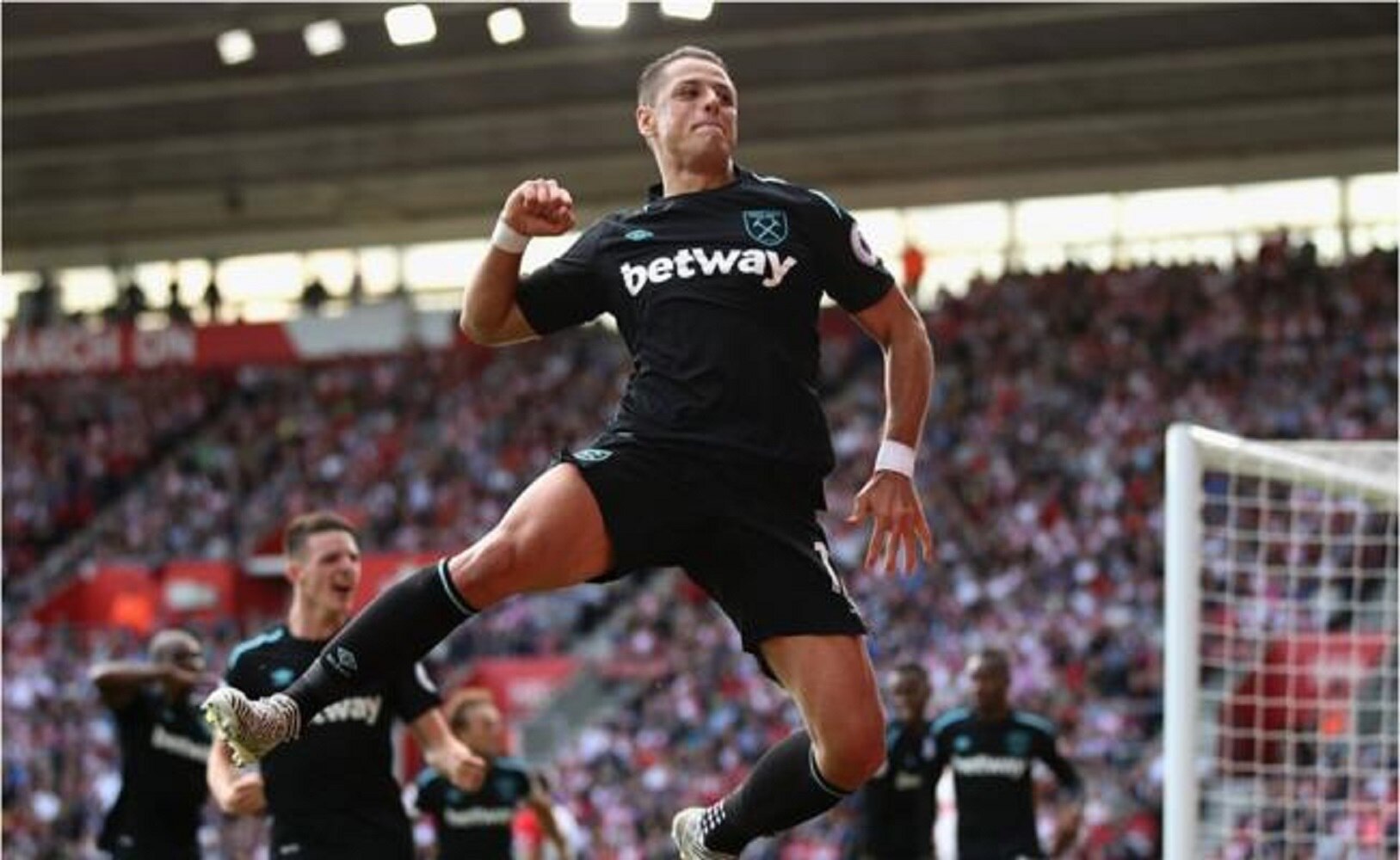 Chicharito desea Feliz Navidad a sus seguidores