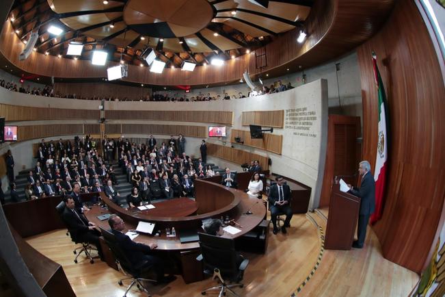 AMLO ofrece respeto y no someter a otros poderes