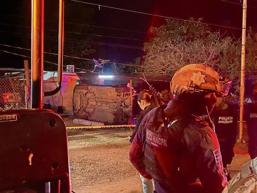 Durante la persecución, la víctima perdió el control de la unidad y se volcó en el sector de los Alamitos. Foto: Especial