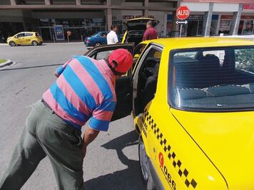 Incendian taxi luego de bajar al conductor