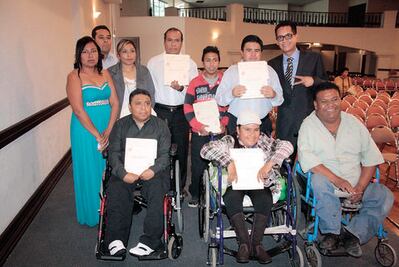 Capacitan a personas con discapacidad