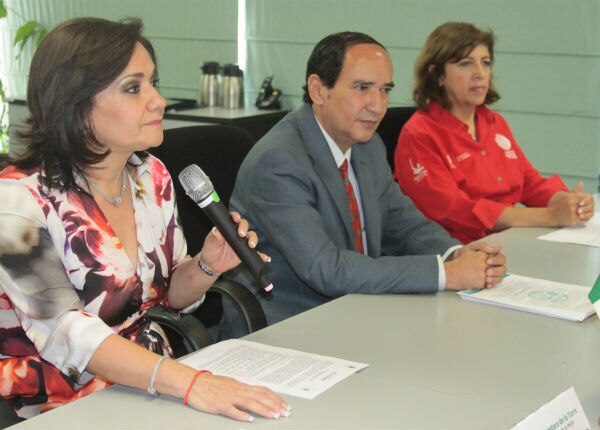 Mujeres capacitan a funcionarios de la CEA