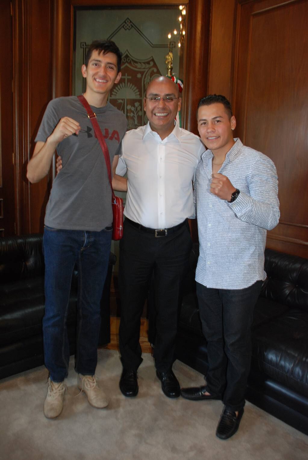 Atletas visitan a edil queretano