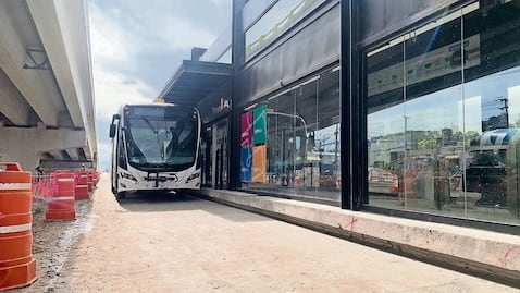 Prueban carril confinado para el transporte público en el Paseo 5 de Febrero 