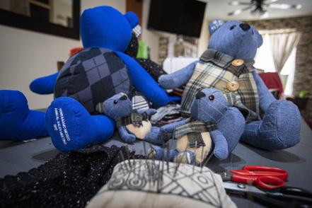 Confecciona "apapachos" para el alma; peluches hechos con prendas de pacientes fallecidos por Covid