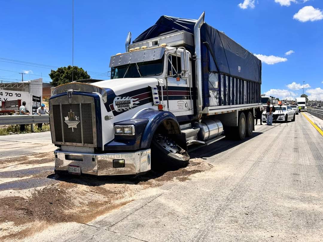 Camión se queda sin llantas