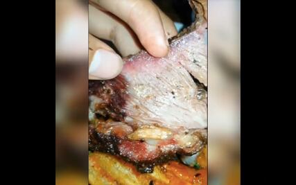 Video. "Tiene larvas de mosca", afirma comensal; restaurante dice que era sal y pimienta