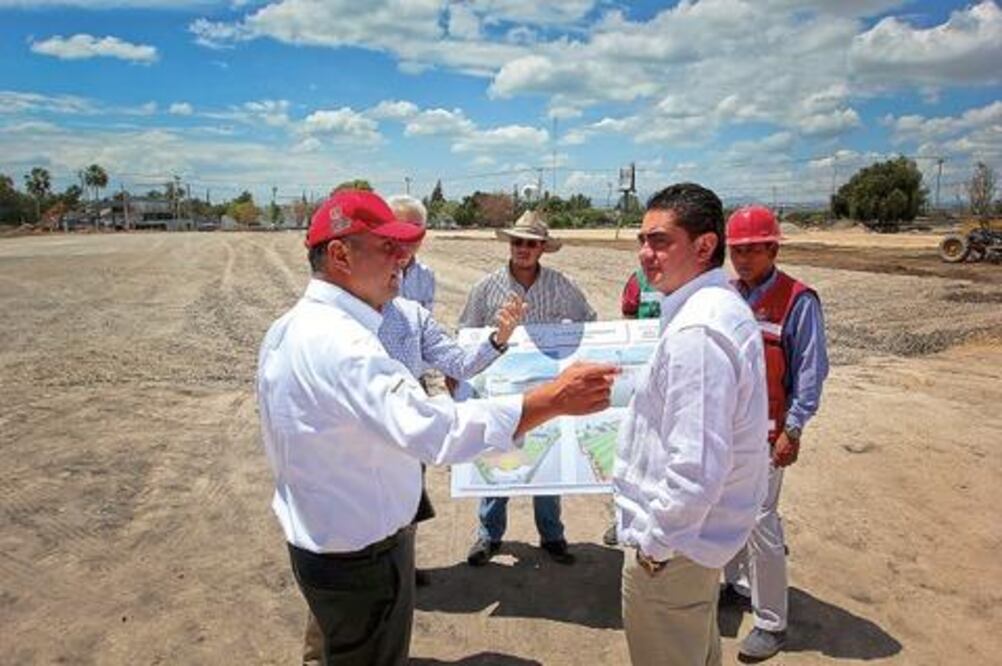 Loyola supervisa centro deportivo