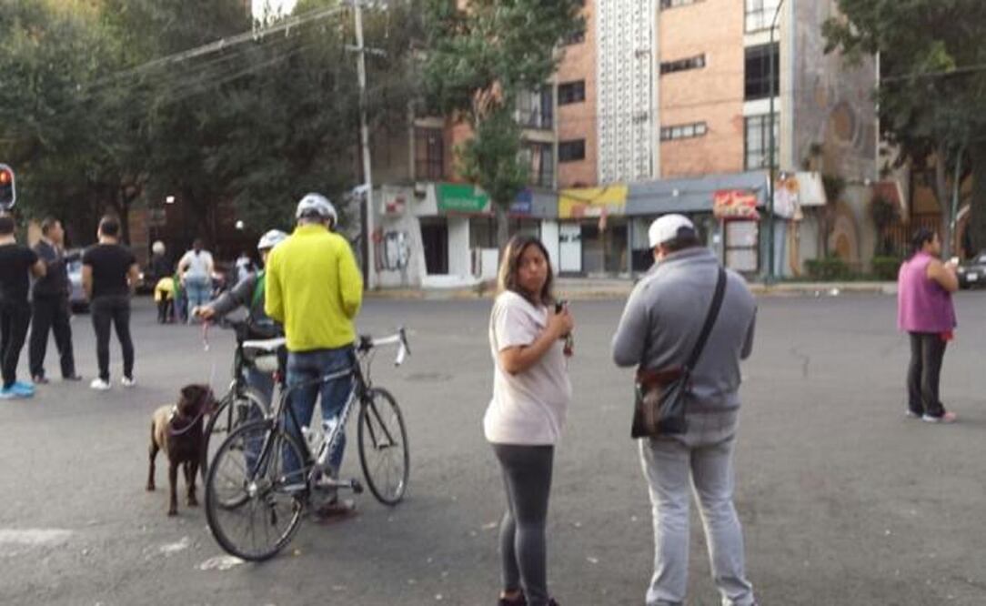 Unidad Doctores, Ciudad de México. La gente salió, más de la acostumbrada y no hay ningún daño visible. (FOTO: Rubén Castro)