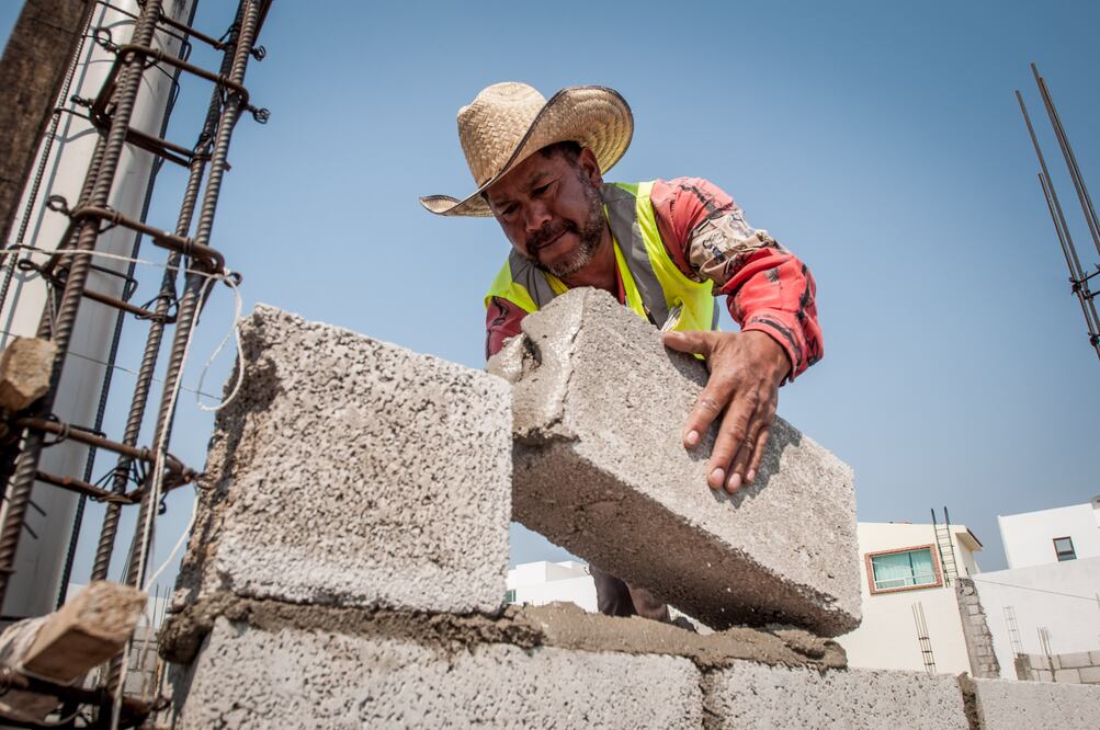 Cinco michoacanos comparten una pequeña habitación de lunes a viernes mientras laboran en la construcción (RICARDO LUGO)