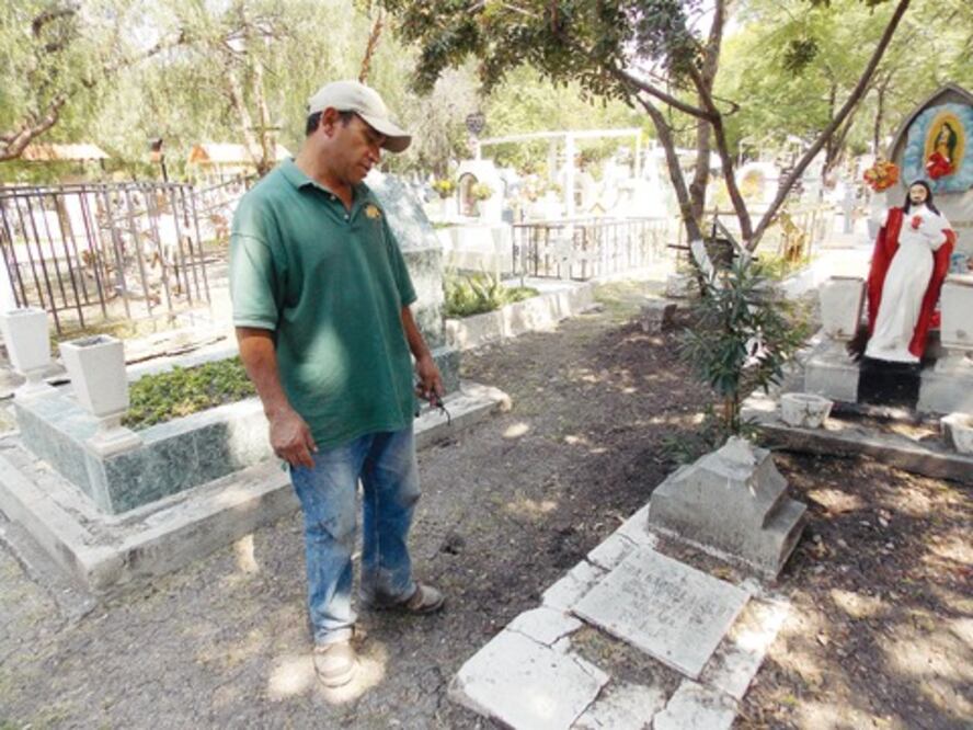 El singular oficio de un enterrador