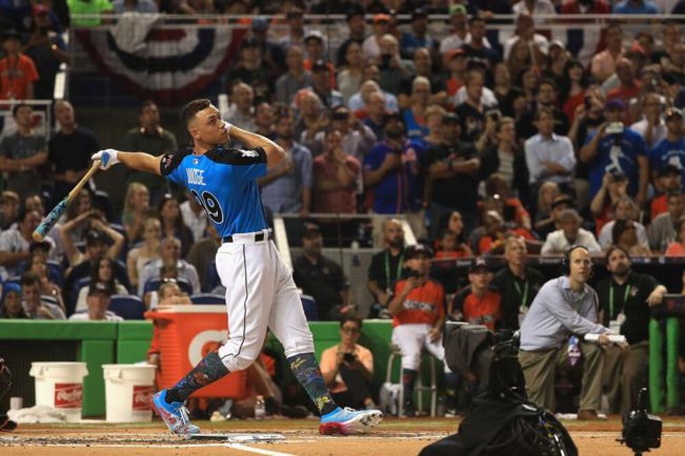 El jonronero de los Yankees conectó un batazo al techo del Marlins Park que dejó a todos con la boca abierta. (MIKE EHRMANN. AFP)