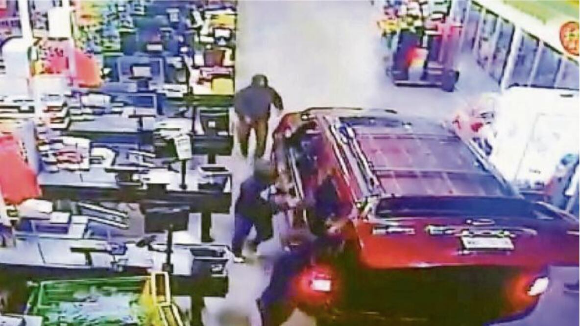 Asaltantes se meten con todo y camioneta a Bodega Aurrerá en Edomex, pero les pasa lo peor