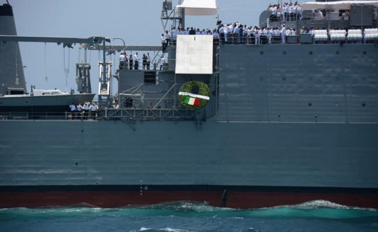 ¿Qué significa la ofrenda que la Marina arroja al mar?