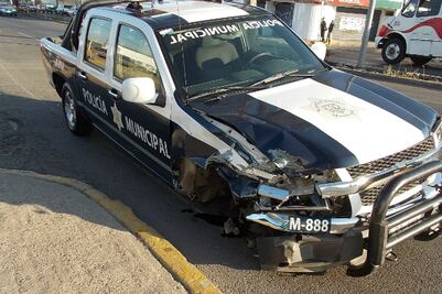 Choca patrulla contra auto estacionado