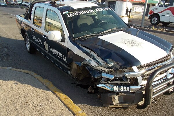 Choca patrulla contra auto estacionado