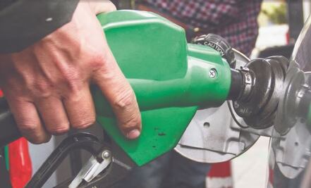 Gobierno y empresarios pactan tope de precio de gasolina por 6 meses; magna quedará en 24 pesos